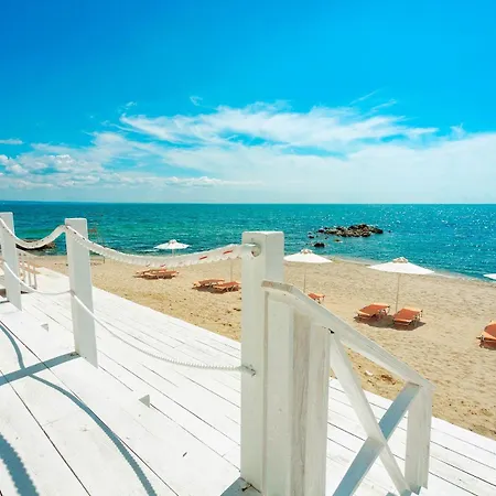 Lovely Nest With Glass Veranda