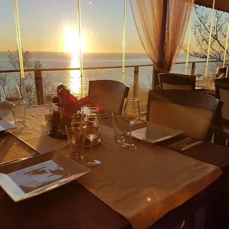 Lovely Nest With Glass Veranda شقة