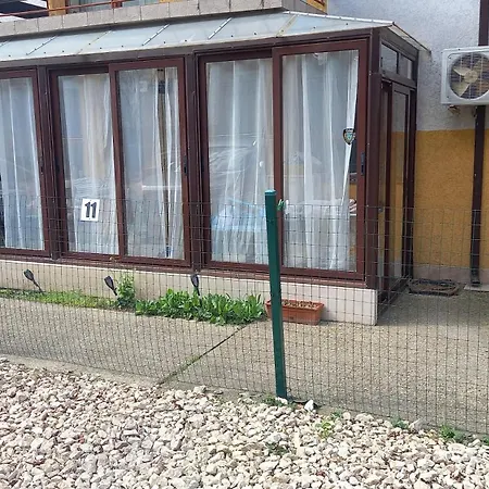 Апартаменти Lovely Nest With Glass Veranda